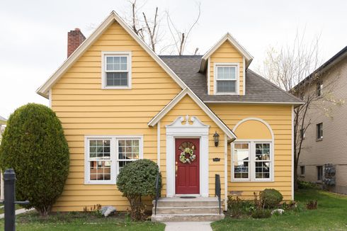6 Warna Pintu untuk Rumah Berwarna Kuning, Bikin Rumah Lebih Menarik