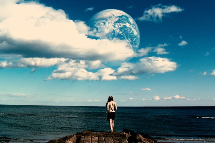 Another Earth (2011) salah satu film bertema multiverse