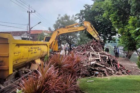 Akan Buat Wisata Susur Sungai, Pemkot Surabaya Bongkar Bangunan Liar di Bantaran Kali Tebu