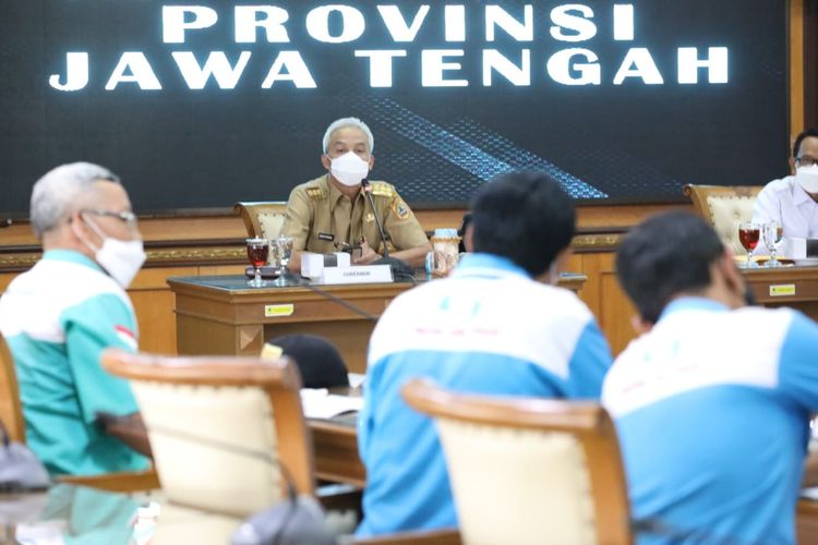 Gubernur Jawa Tengah (Jateng) Ganjar Pranowo saat menyambut sejumlah buruh dari KSPI dalam rangka mendengarkan usulan terkait pengupahan kabupaten dan kota di ruang rapat Gedung A lantai dua kompleks Pemerintah Provinsi (Pemprov) Jateng, Semarang, Senin (15/11/2021).
