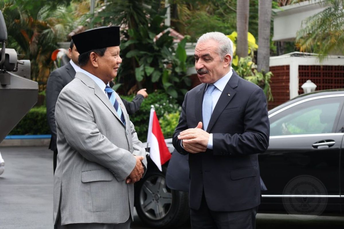 Menteri Pertahanan (Menhan) Republik Indonesia (RI) Prabowo Subianto saat menerima kunjungan resmi dari Perdana Menteri (PM) Palestina Mohammed Ibrahim Shtayyeh di Kementerian Pertahanan RI, Jakarta Pusat, Rabu (26/10/2022).