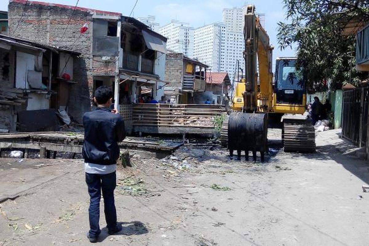 Sebuah alat berat jenis ekskavator dikerahkan dalam pengerukan Kali Cakung Lama di kawasan Sukapura, Jakarta Utara, Jumat (4/9/2015).