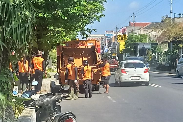 Petugas kebersihan mulai mengangkut tumpukan sampah di Jalan Ahmad Dahlan Kota Yogyakarta, Rabu (26/7/2023)