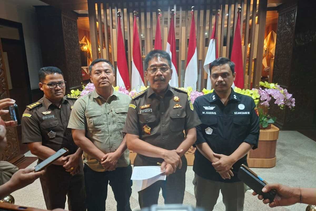 Asisten Pidana Khusus Kejati Jatim Saiful Bahri Siregar (tengah)