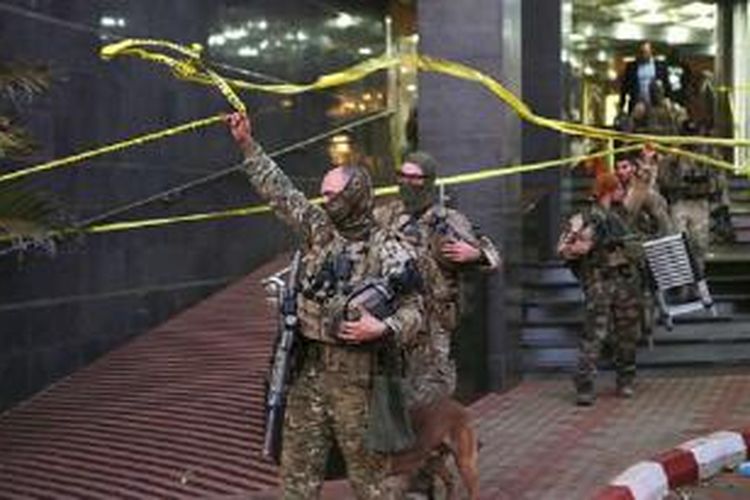 Tentara Perancis meninggalkan Hotel Radisson di Bamako, Mali. 