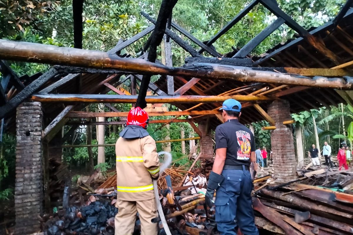 Api melalap rumah korban