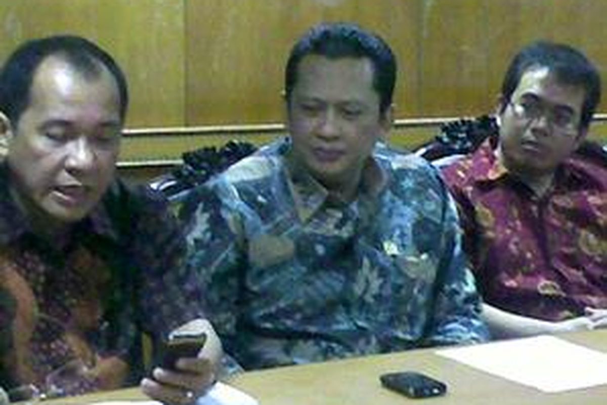 Anggota DPR Fraksi Partai Golkar Bambang Soesatyo (tengah) 