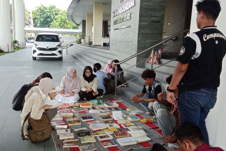 Sejumlah mahasiswa hadir di lapak komunitas Rabosore di Unesa Surabaya, Rabu (3/12/2025)