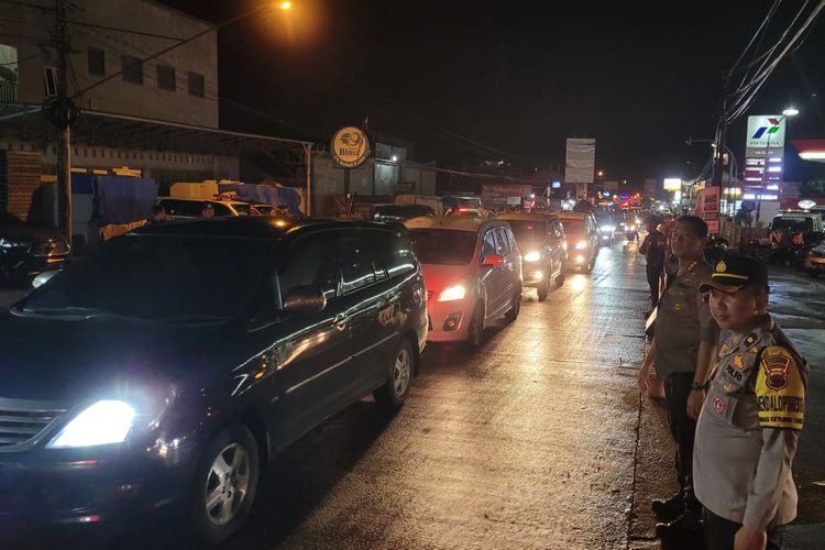 Arus lalu lintas padat merayap di simpang tiga SPBU Ajibarang, Kabupaten Banyumas, Jawa Tengah, Minggu (14/4/2024).