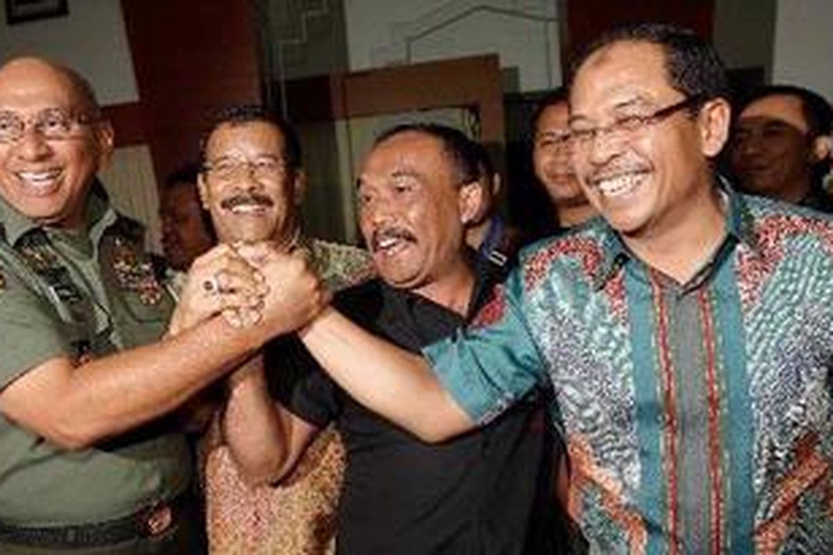 KSAD Jenderal TNI George Toisutta, Manager Persib Bandung Umuh Muchtar, Manager Persema Malang Asmuri, dan Wali Kota Makassar sekaligus Ketua Umum PSM Makassar Ilham Arif Sirajuddin (kiri ke kanan) berjabat tangan saat pencalonan George Toisutta sebagai Ketua Umum PSSI periode 2011-2015 di Markas Besar TNI AD, Jakarta, Rabu (2/2/2011). Pemilihan akan dilaksanakan dalam Kongres PSSI pada 19 Maret 2011.