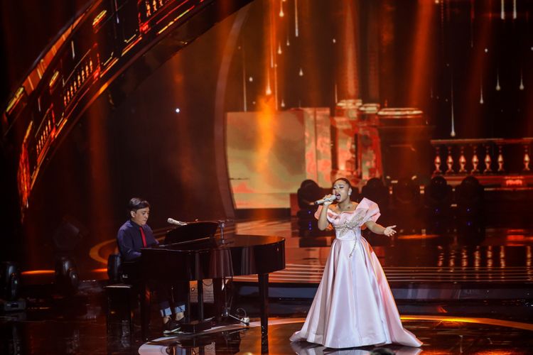 Maria Simorangkir berkolaborasi dengan Yovie Widianto di grand final Indonesian Idol 2018, di Ecovention Ancol, Jakarta Utara, Senin (16/4/2018). Maria dan Abdul berhasil mencapai babak grand final Indonesian Idol 2018.