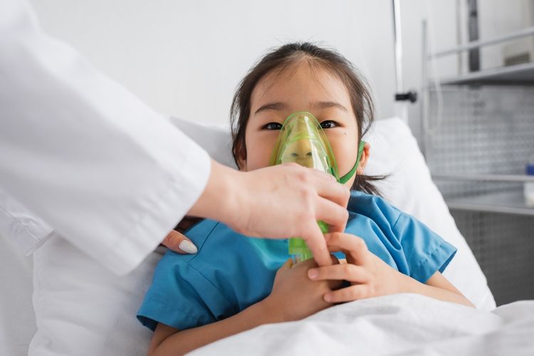 Ilustrasi pneumonia pada anak. Pneumonia dibedakan dalam beberapa jenis, yaitu tipikal dan atipikal. Mycoplasma pneumoniae adalah salah satu penyebab pneumonia atipikal. 