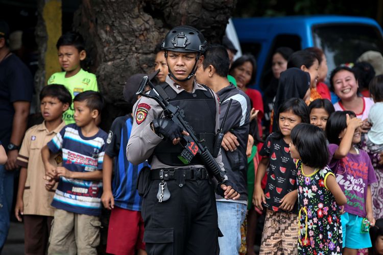 Polisi mengamankan lokasi penangkapan terduga teroris di Kelurahan Nanggewer, Kecamatan Cibinong, Kabupaten Bogor, Jawa Barat, Sabtu (18/5/2019). Di lokasi ini polisi menangkap terduga teroris E alias AR (51).