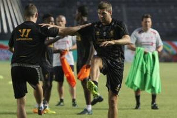 Steven Gerrard (kanan) dan rekan-rekannya saat berlatih di Stadion Utama Gelora Bung Karno, Senayan, Jakarta, Jumat (19/7/2013). Mereka akan melawan Indonesia XI, Sabtu (20/7/2013) ini.