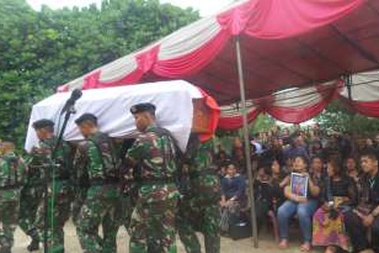 Suasana pemakaman Serda Risci Sirait di TPU Kalimulya, Depok, Minggu (10/7/2016). Yogi adalah salah satu korban jatuhnya helikopter TNI AD di Yogyakarta, Jumat (8/7/216).