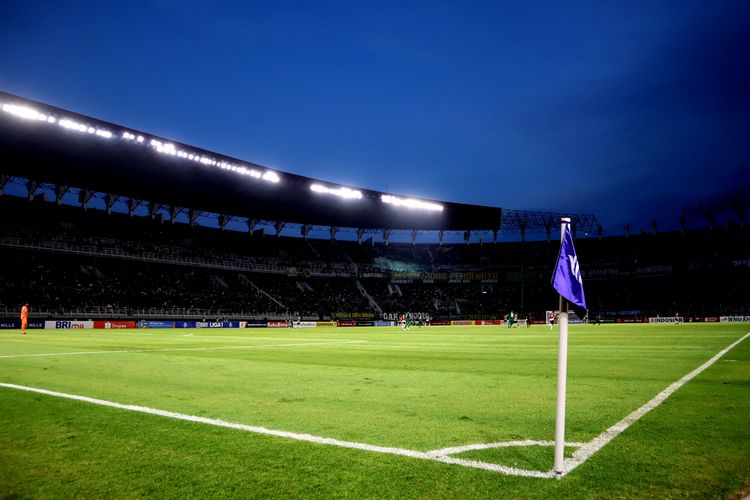 Stadion Gelora Bung Tomo Surabaya saat petang.