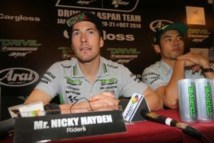 Pebalap Drive M7 Aspar Team, Nicky Hayden (kiri) dan Hiroshi Aoyama, berbicara kepada media dalam konferensi pers di Jakarta, Selasa (21/10/2014).
