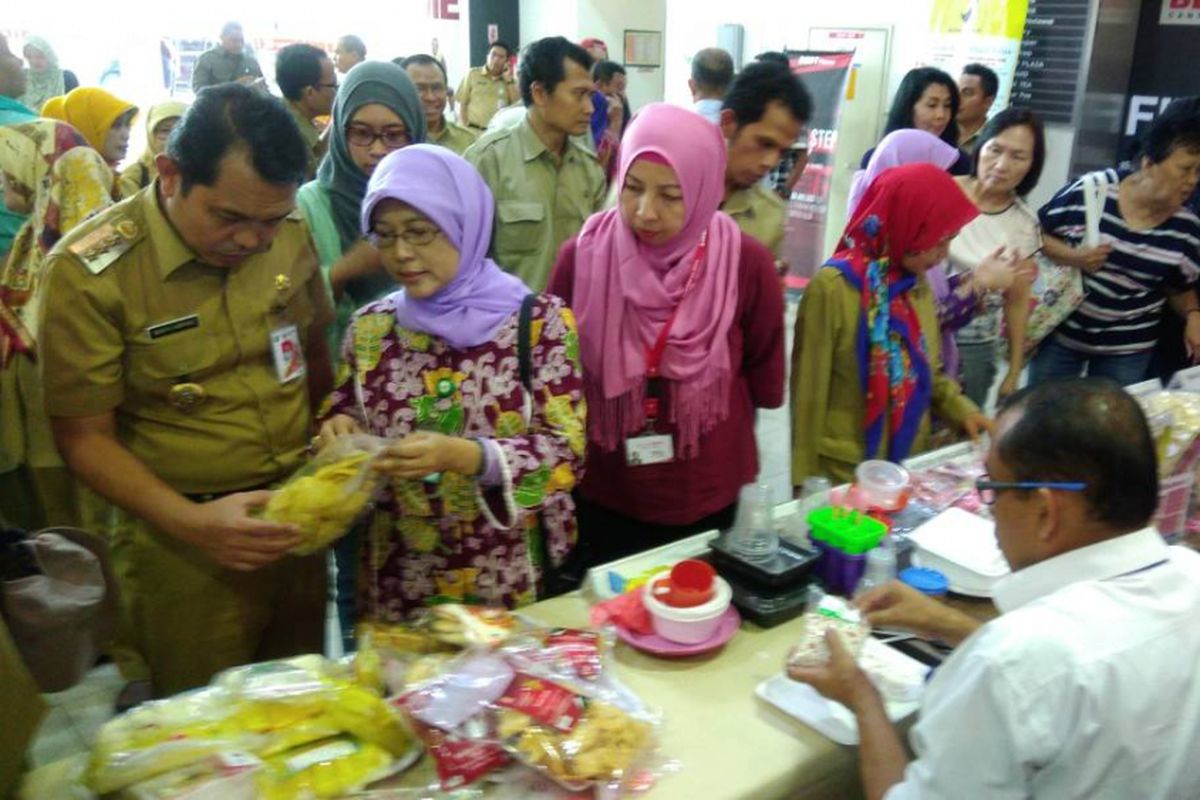 BBPOM DKI Jakarta bersama Pemkot Jakarta Utara melakukan sidak produk pangan di Lotte Mart, Jakarta Utara, Selasa (13/6/2017)