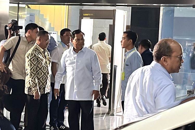 Calon presiden dan calon wakil presiden (capres-cawapres) nomor urut 2, Prabowo Subianto dan Gibran Rakabuming Raka tiba di Gedung Merah Putih KPK, Jakarta, Rabu (17/1/2024).