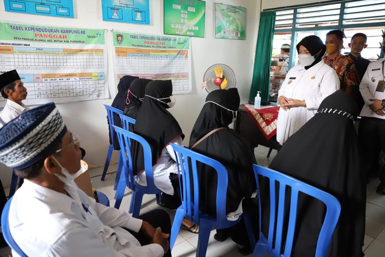 Wakil bupati Purworejo Yuli Hastuti saat meninjau persiapan lanching sekolah lansia di Purworejo 