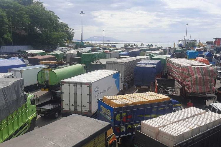 Pelabuhan Merak dipadati kendaraan pemudik dan truk barang