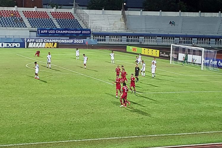 Para pemain timnas U23 Indonesia merayakan gol ke gawang Timor Leste pada laga Grup B babak penyisihan Piala AFF U23 2023 yang digelar di Rayong Province Stadium, Rayong, pada Minggu (20/8/2023) malam WIB.