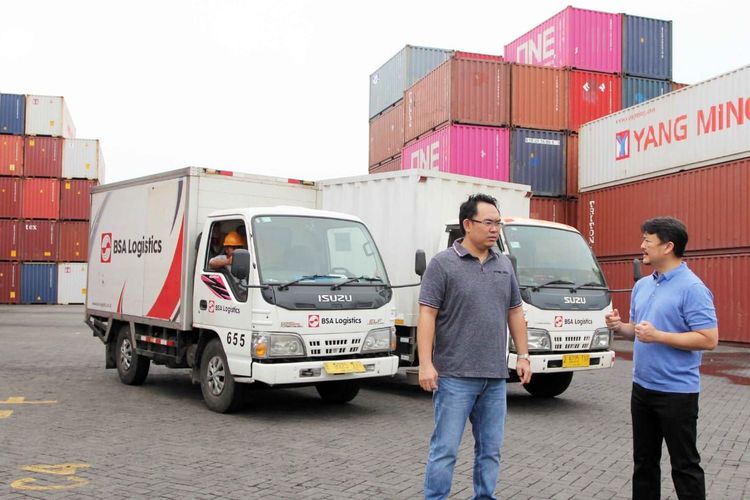 ISUZU MENJADI MITRA YANG HANDAL : CEO BSA Logistics Thomas Wenas berbincang dengan CFO BSA Logistics Hendri S Setiawan (kaus biru) di Kantor Pusat BSA di Cakung, Cilincing, Jakarta Timur, Sabtu (13/11/2021). 