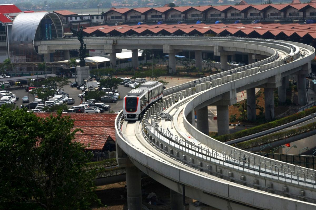 Sebuah rangkaian gerbong skytrain melintas diantara Terminal 2 dan Terminal 3 di Bandara Soekarno Hatta, Tangerang, Banten, Minggu (17/9). Kereta Layang yang mampu mengangkut 176 penumpang sekali jalannya itu sudah resmi beroperasi untuk mengangkut pengguna jasa Bandara Soetta dan untuk sementara hanya melayani penumpang dari Terminal 2 menuju Terminal 3 atau sebaliknya.