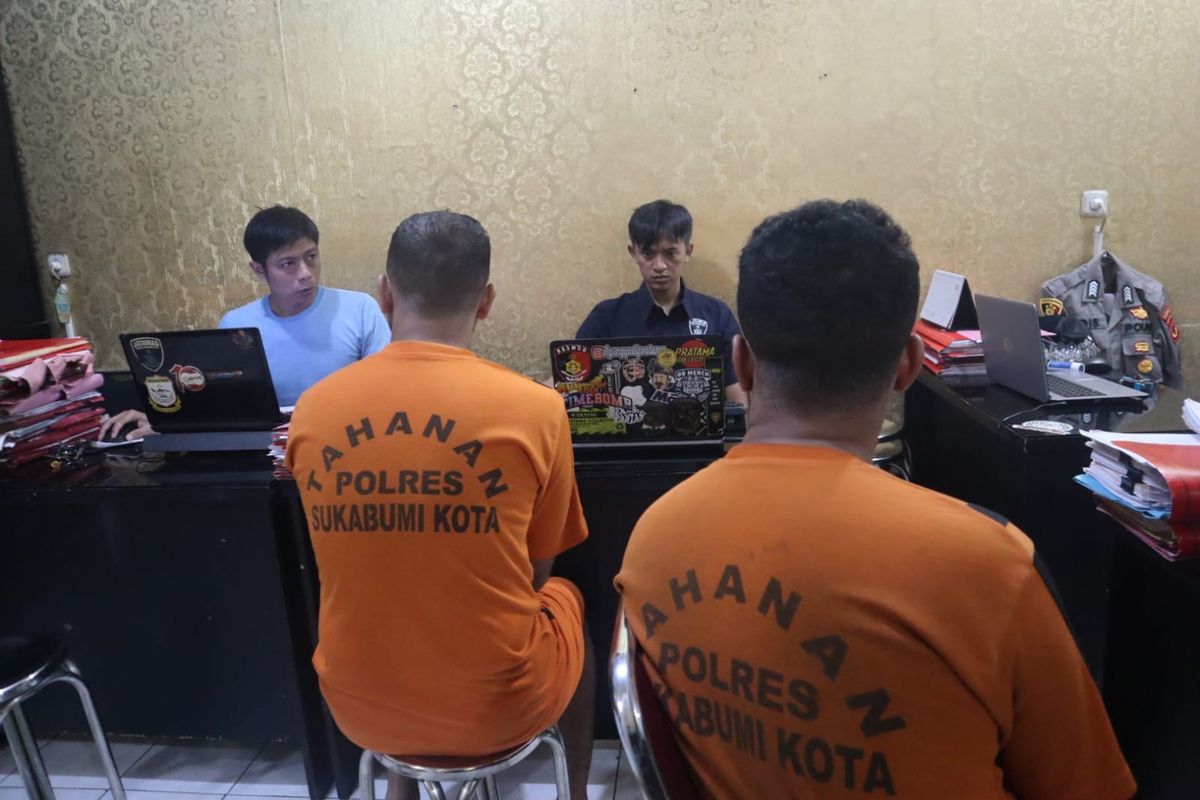 Dua Warga Negara Asing (WNA) asal Yaman berinisial ANSM (29 tahun) dan AG (26 tahun) mengenakan kaos tahanan berwaena oren saat tengah di periksa di Mapolresta Sukabumi.