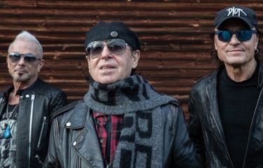 Scorpions memilih ubah lirik lagu Wind Of Change untuk tur konser Amerika dan Eropa mereka
