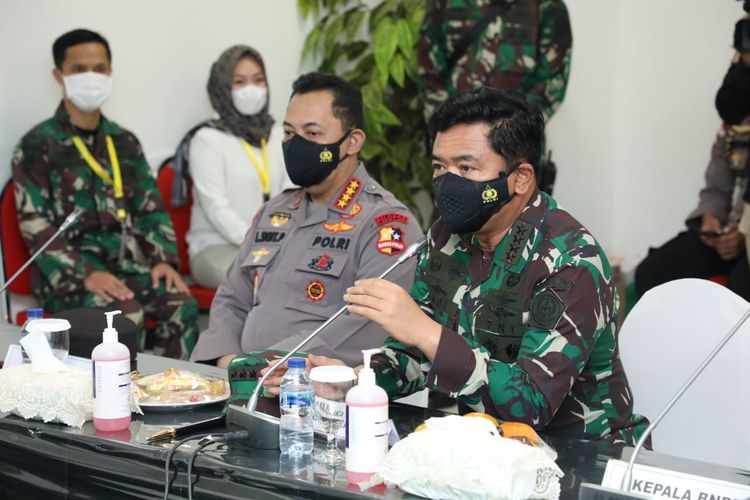Panglima TNI Marsekal Hadi Tjahjanto saat meninjau Rumah Sakit Darurat (RSD) Covid-19 Wisma Atlet, Kemayoran, Jakarta, Selasa (17/8/2021).