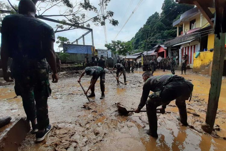 Aparat TNI dikerahkan ke kawasan Batu Merah Dalam, Kecamatan Sirimau, Kota AMbon, untuk membersihkan sampah dan meteril lumpur di kawasan yang tersapu banir, Minggu (4/10/2020)