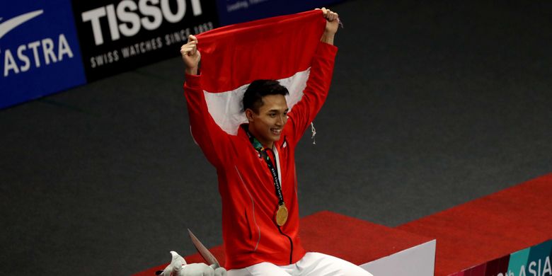 Tunggal putra Indonesia, Jonatan Christie, menyabet medali emas nomor perseorangan cabang olahraga bulu tangkis Asian Games 2018 dalam partai final di Istora Senayan, Jakarta, Selasa (28/8/2018). Jonatan menaklukkan wakil Taiwan, Chou Tien Chen.