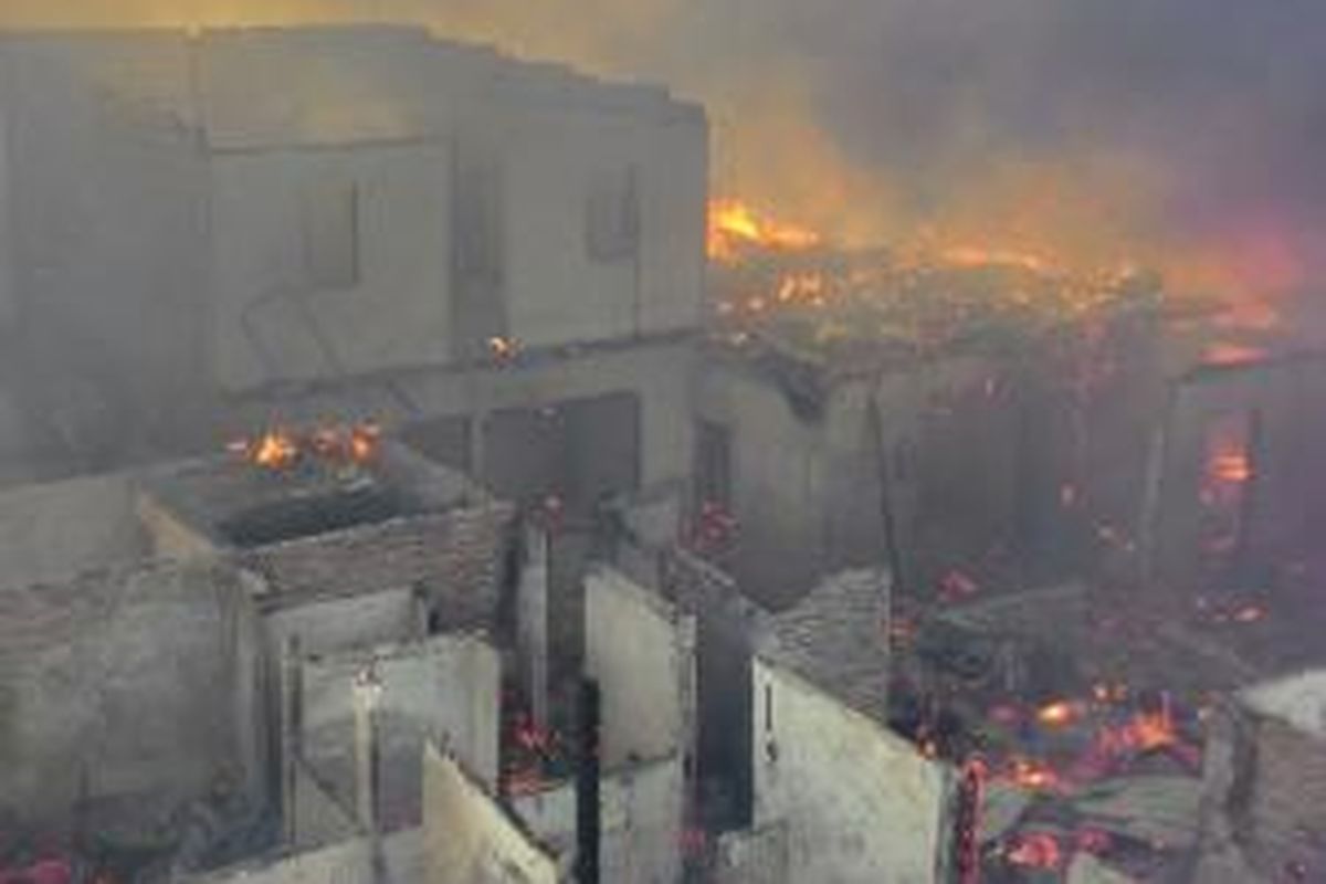 Ratusan rumah petak di pemukiman padat penduduk di Kayu Putih, Pulogadung, Jakarta Timur terbakar Senin (7/12/2015)