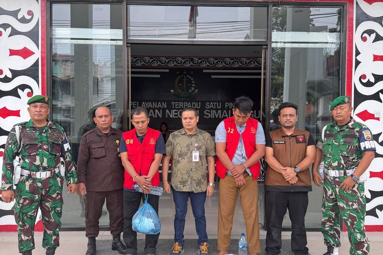 Foto: Pangulu Banjar Hulu, Kecamatan Ujung Padang, Kabupaten Simalungun Kardianto dan Bambang Surya Siregar Bendahara Banjar Hulu di Kejaksaan Negeri Simalungun Jalan Asahan, Kabupaten Simalungun, Sumatera Utara.