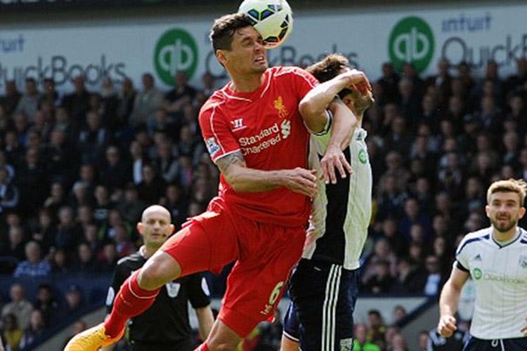 Dejan Lovren berduel udara pada laga antara West Bromwich Albion dan Liverpool, Sabtu (25/4/2015). 