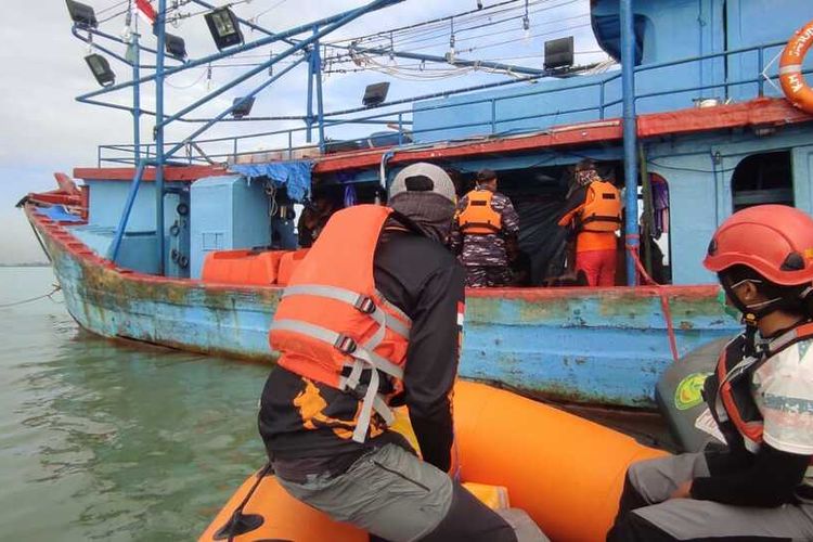 Sejumlah petugas SAR Cirebon melakukan proses pencarian ABK KM Samudra Jaya yang diduga hilang di perairan Patimban Subang Jawa Barat, Kamis (2/3/2023).