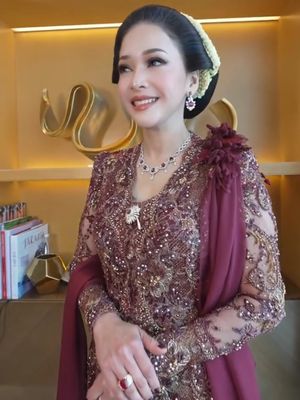 6 detail gaya Maia Estianty saat akad El Rumi, dari kebaya maroon, sanggul klasik, hingga perhiasan merah yang elegan dan serasi.
