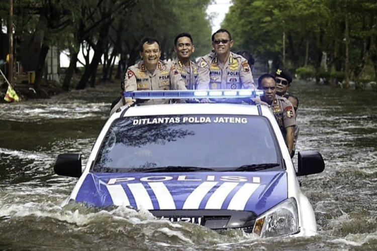 Ditlantas Polda Jateng menerobos banjir memakai Isuzu D-Max