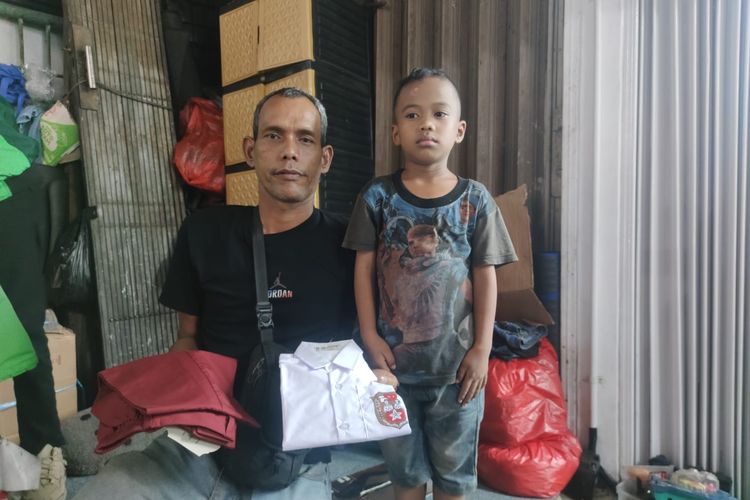 Tangis Awang Berubah Jadi Senyum, Anaknya yang Tidur di Teras Minimarket Kini Disekolahkan