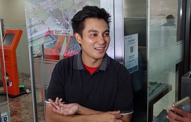 YouTuber Baim Wong menyambangi Bareskrim Polri pada Senin (5/12/2022).