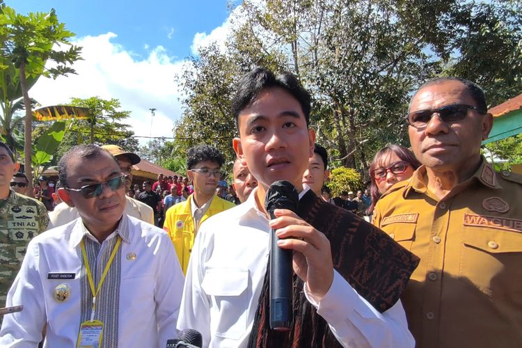 Kelakar Gibran ke Ibu-Ibu di Ende: Ngerekam Saya Mau Kirim ke Siapa Enggak Ada Sinyal? 