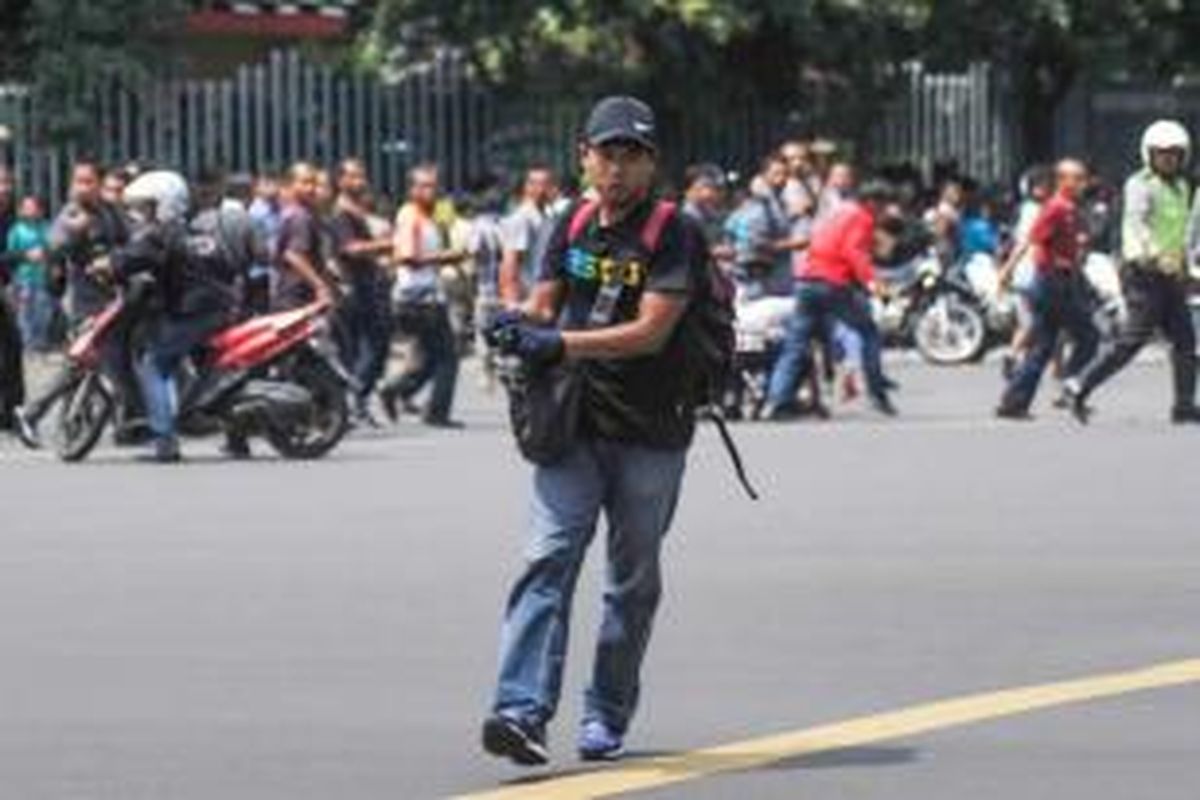 Foto ini dirilis oleh agensi berita China Xinhua, seorang pria tak dikenal dengan senjata, terduga pelaku, terlihat setelah ledakan menghantam kawasan Jalan MH Thamrin, Jakarta Pusat, 14 Januari 2016. Serangkaian ledakan menewaskan sejumlah orang, terjadi baku tembak antara polisi dan beberapa orang yang diduga pelaku.