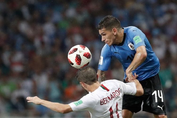 Lucas Torreira (kanan) memenangi duel melawan Bernardo Silva dalam laga Uruguay vs Portugal pada babak 16 besar Piala Dunia 2018 di Stadion Olimpiade Fisht, 30 Juni 2018. 