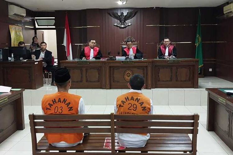 terdakwa Waliyin (29) dan Ridduan (38) saat hadir dalam sidang pertama di Pengadilan Negeri Sleman. Keduanya merupakan terdakwa pembunuhan dan mutilasi seorang mahasiswa UMY.