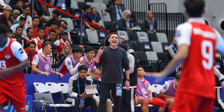 Pelatih Timnas futsal Indonesia Hector Souto memberi arahan kepada anak asuhnya dalam ajang AFC Futsal ASIAN CUP 2026 di Indonesia Arena, Jakarta Pusat, Kamis (29/1/2026).