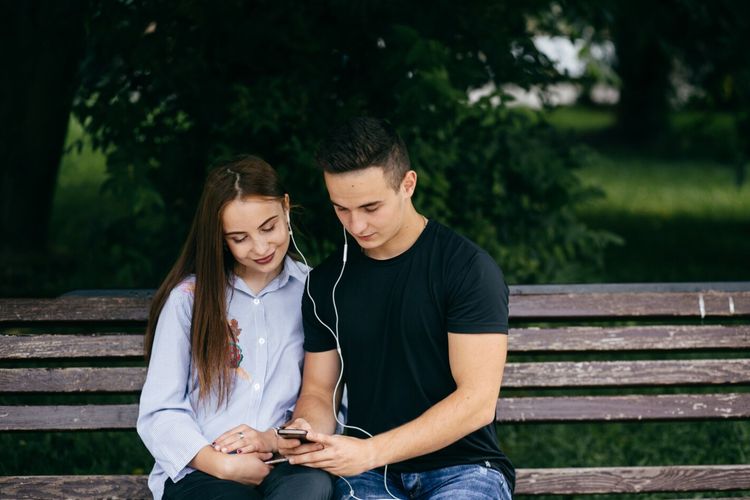 Pisces dikenal lembut dan intuitif. Namun, zodiak mana yang paling cocok dengannya dalam cinta? Simak kecocokan Pisces dengan tiap zodiak berikut ini.