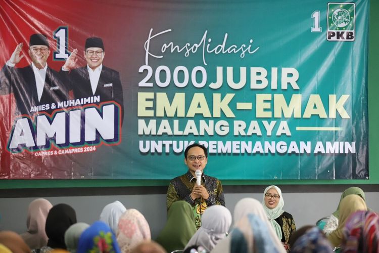 Sekjen PKB Hasanuddin Wahid melantik 2.000 ibu di Malang Raya untuk menjadi jubir Anies-Muhaimin, Kamis (14/12/2023). 