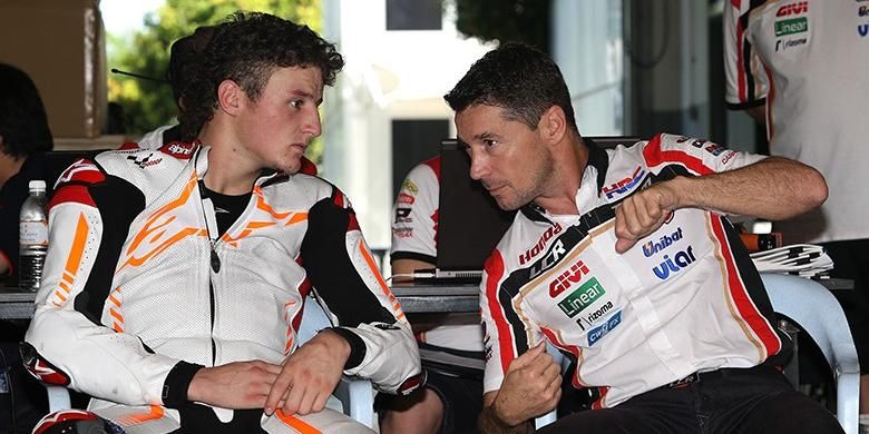 Pebalap LCR Honda asal Australia, Jack Miller (kiri), berdiskusi dengan pemilik tim, Lucio Cecchinello, pada sesi uji coba di Sirkuit Sepang, Malaysia, November 2014.
