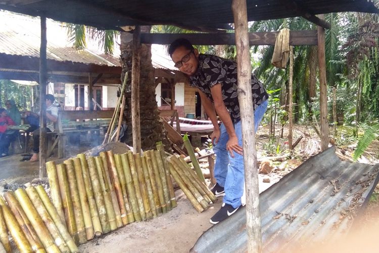 Pembeli memilih lemang di Desa Mendumpang, Kecamatan Suro, Kabupaten Aceh Singkil